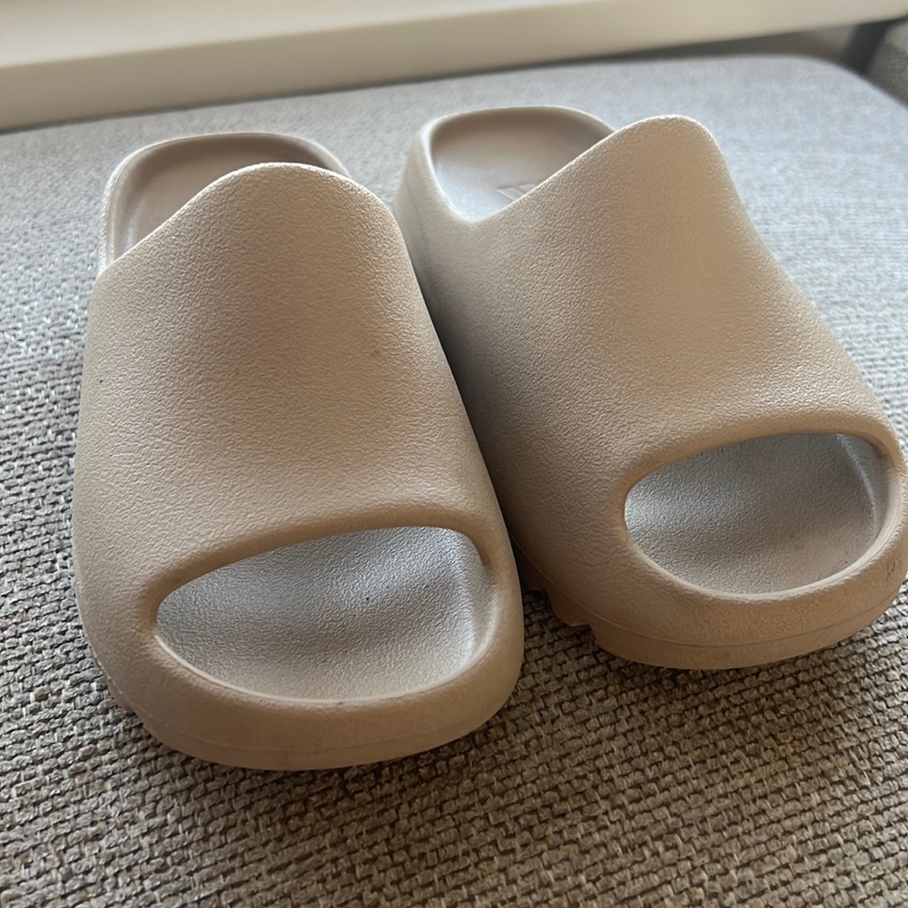 Kids Yeezy slides size 13
